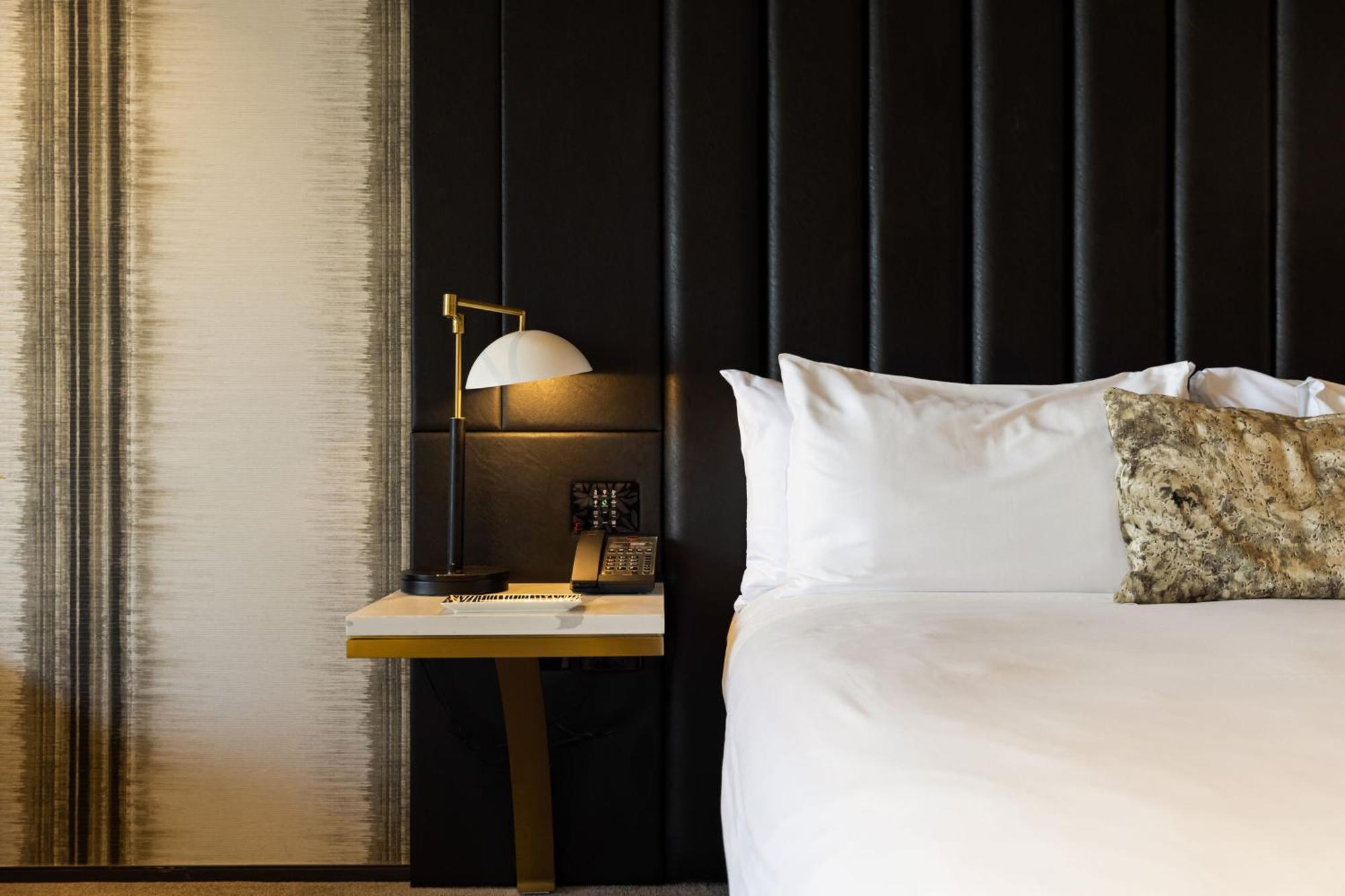 Emporium Hotel South Bank Brisbane Exterior foto A bedroom at The Standard East Village