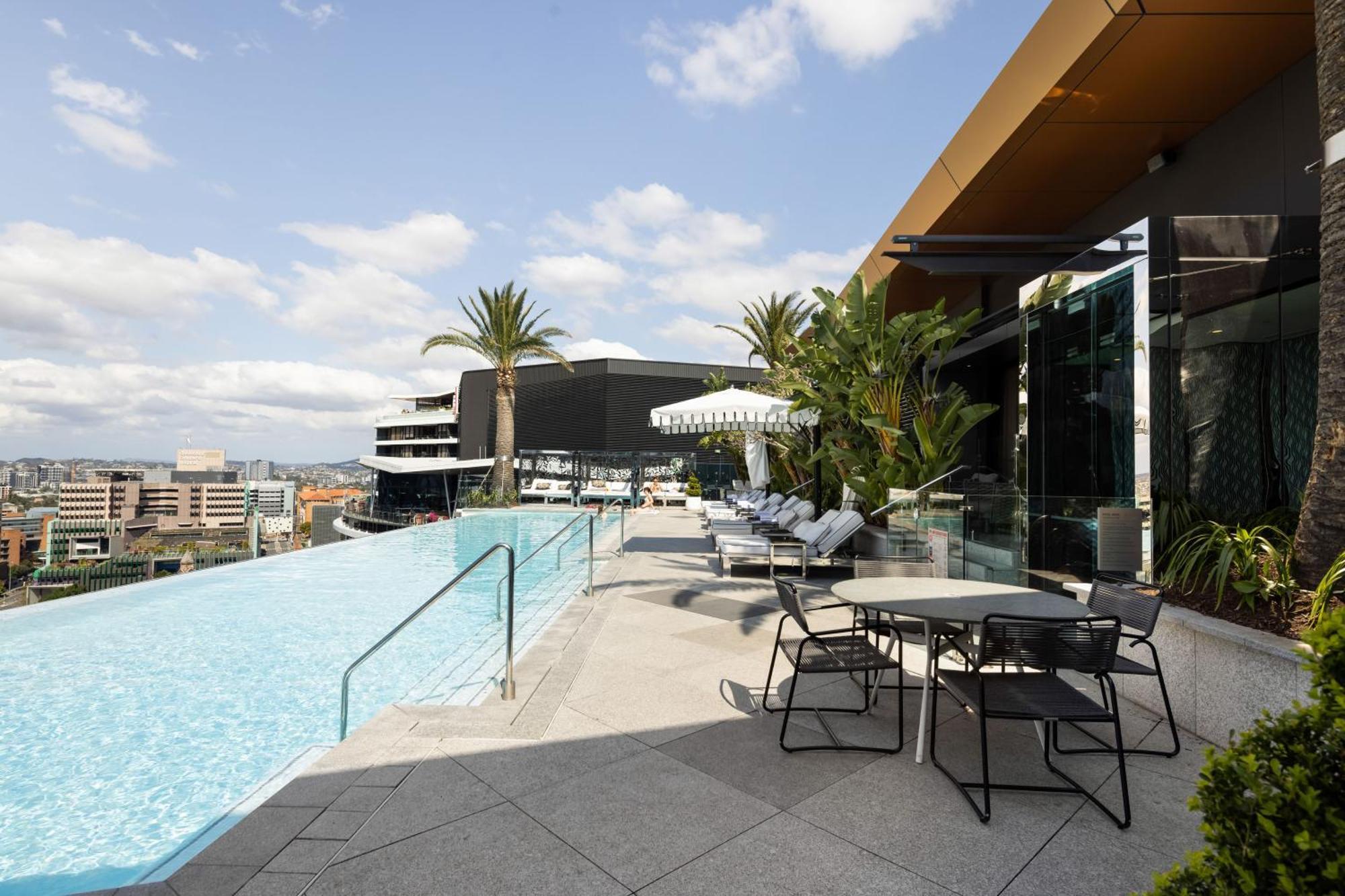 Emporium Hotel South Bank Brisbane Exterior foto The rooftop pool at The Standard